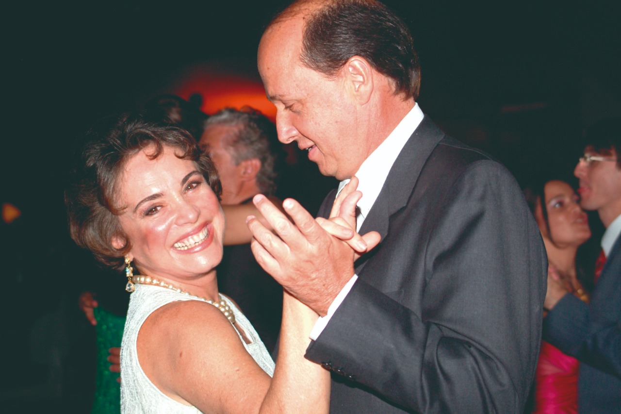 Regina Duarte e Eduardo dançando na festa Gente de Mérito